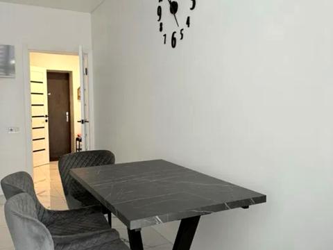 квартира за адресою Домбровського вул., 75