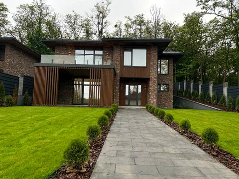 будинок за адресою Набережна вул.