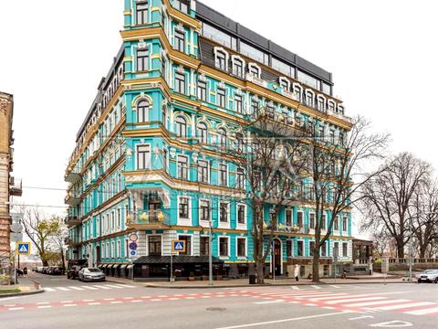 комерційна за адресою Володимирська вул., 4