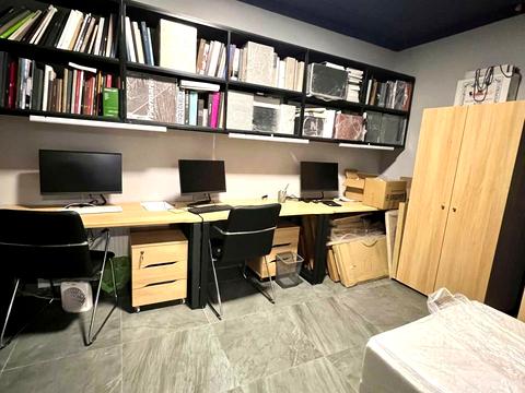 комерційна за адресою Дніпровська набережна вул., 16-Г