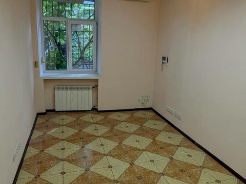 комерційна за адресою Кропивницького вул., 18