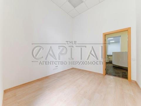 комерційна за адресою Володимирська вул., 4