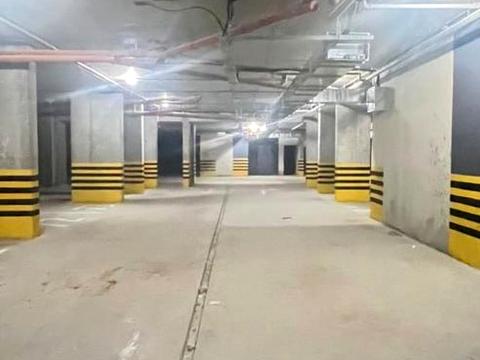 паркомісце за адресою Володимира Навроцького вул., 31