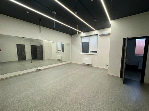 комерційна за адресою Академіка Лебедєва вул., 1