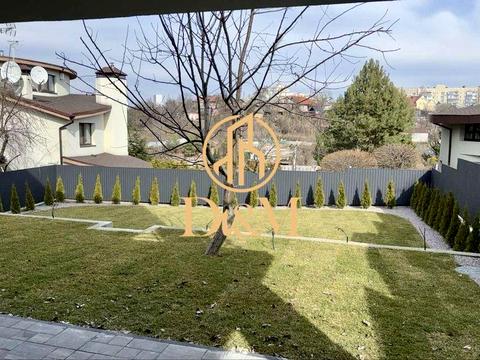 будинок за адресою Листопадна вул.