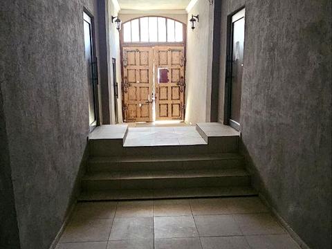 комерційна за адресою Степана Бандери вул., 8а