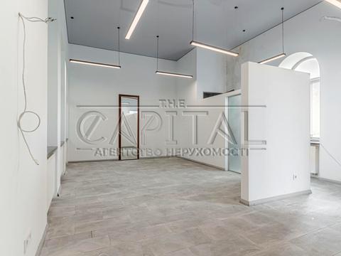 комерційна за адресою Володимирська вул., 4