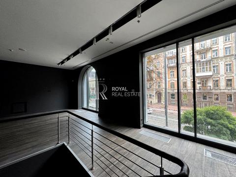 комерційна за адресою Володимирська вул., 38