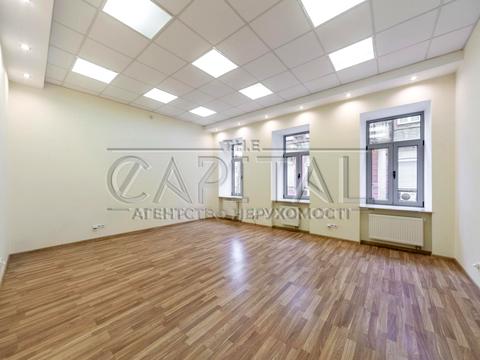 комерційна за адресою Володимирська вул., 4