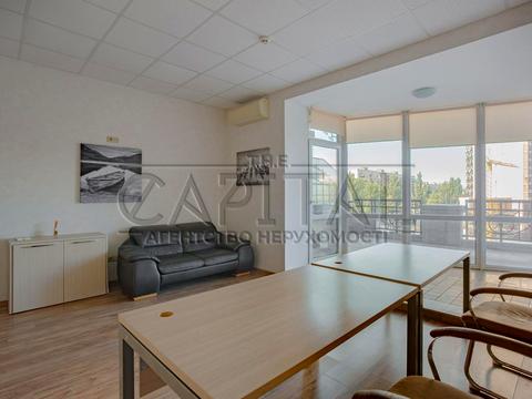 комерційна за адресою Лесі Українки пл., 7