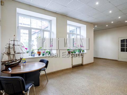 комерційна за адресою Стадіонна вул., 5