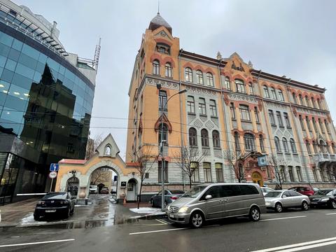 комерційна за адресою Володимирська вул., 10