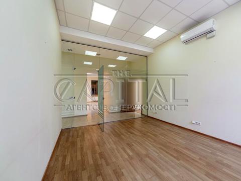 комерційна за адресою Володимирська вул., 4