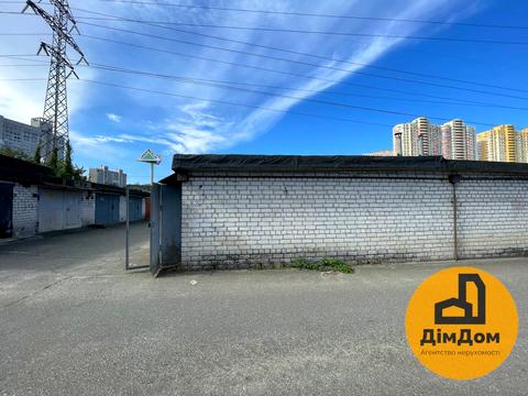паркомісце за адресою Полярна вул., 19