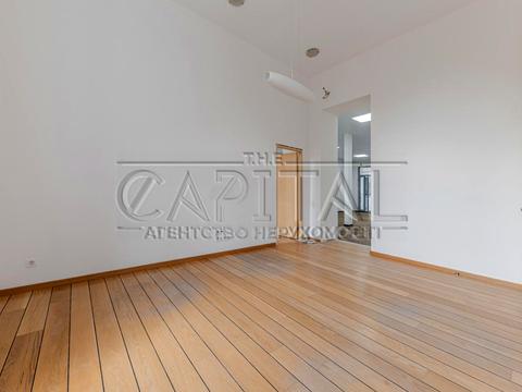 комерційна за адресою Володимирська вул., 4