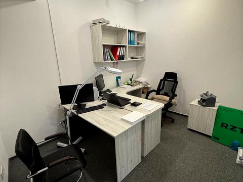 комерційна за адресою Дніпровська набережна вул., 23