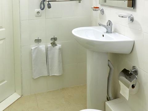 комерційна за адресою Столична вул., 1