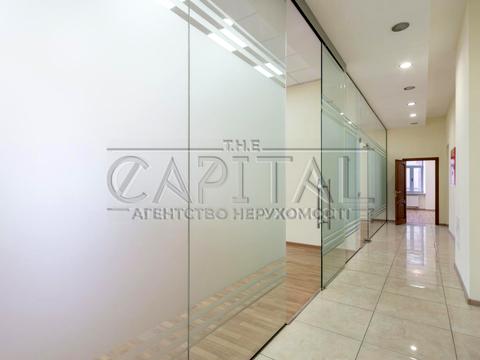 комерційна за адресою Володимирська вул., 4