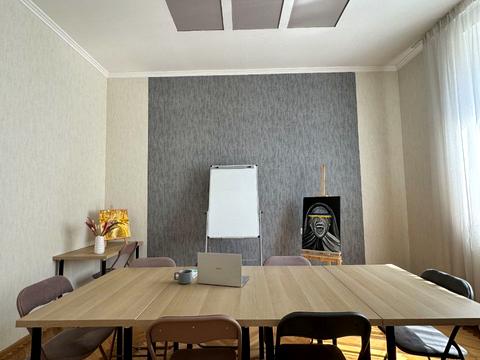 комерційна за адресою Степана Бандери вул., 8а