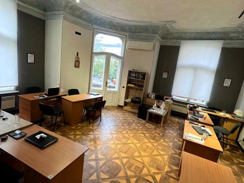 комерційна за адресою Чорновола вул., 28