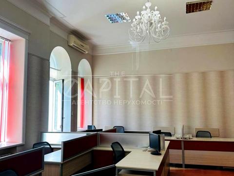 комерційна за адресою Володимирська вул., 65