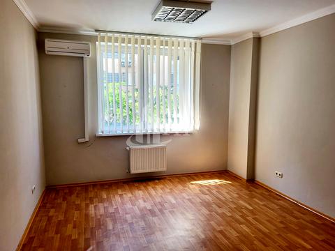 комерційна за адресою Раїси Окіпної вул., 4