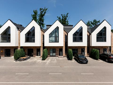 дом по адресу вул. Коновальця, 49