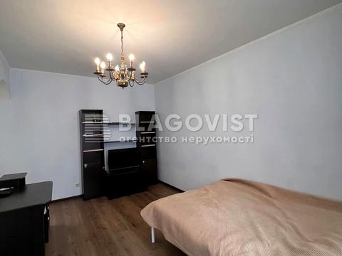 квартира за адресою Анни Ахматової вул., 45