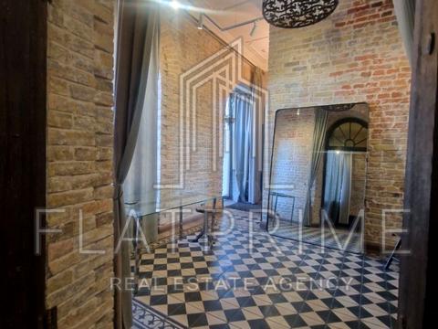 комерційна за адресою Михайлівська пл., 1