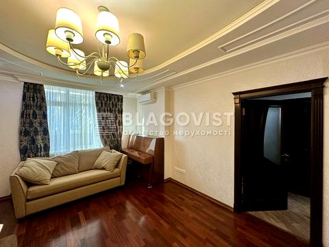 квартира за адресою Анни Ахматової вул., 22