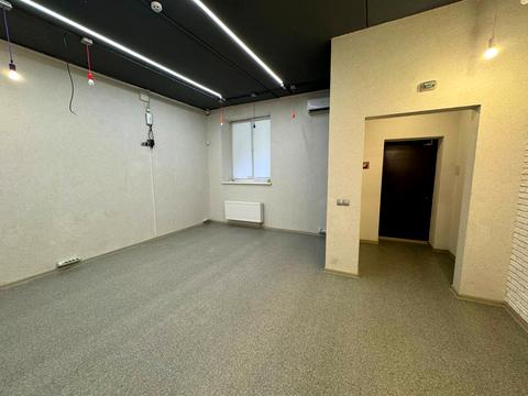 комерційна за адресою Академіка Лебедєва вул., 1