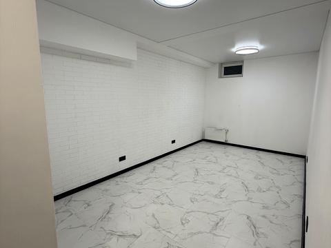 комерційна за адресою Літературна вул., 8