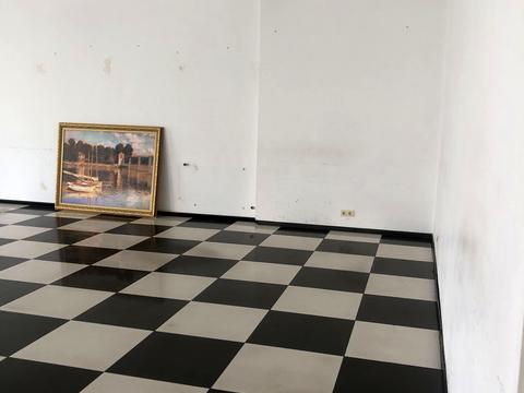 комерційна за адресою Вокзальна вул., 76
