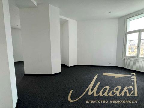 комерційна за адресою Музейний пров., 4