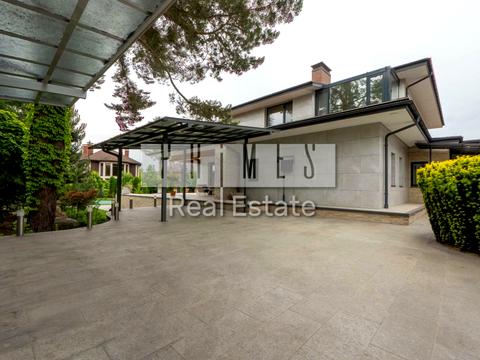 будинок за адресою Молодіжна вул.