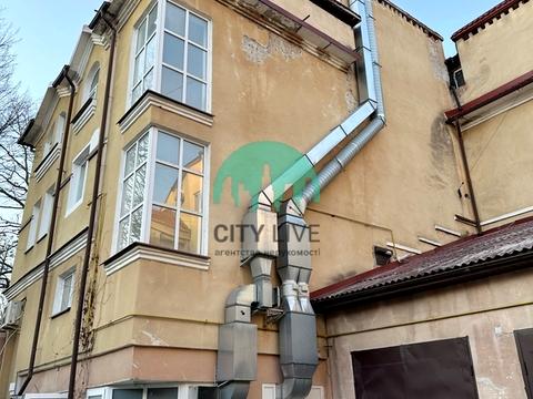 комерційна за адресою Шпитальна вул., 7