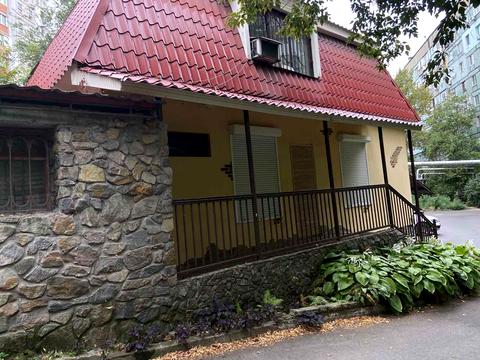 комерційна за адресою Менахем-Мендл Шнеєрсона вул. (Мініна), 11