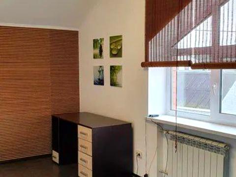 будинок за адресою с. Гнідин, салютна