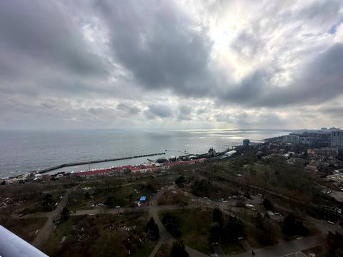 комерційна за адресою Літературна вул., 1а