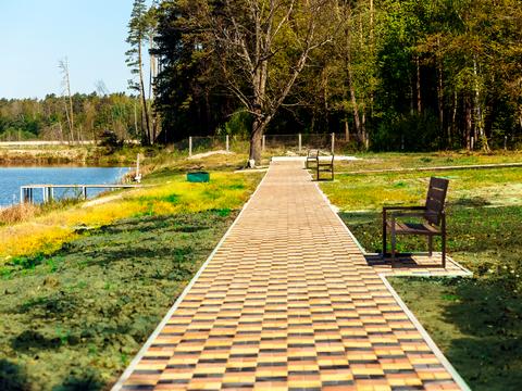 комерційна за адресою Лісова, 1