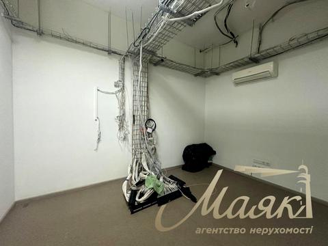 комерційна за адресою Миколи Міхновського бульв. (Дружби Народів), 19 