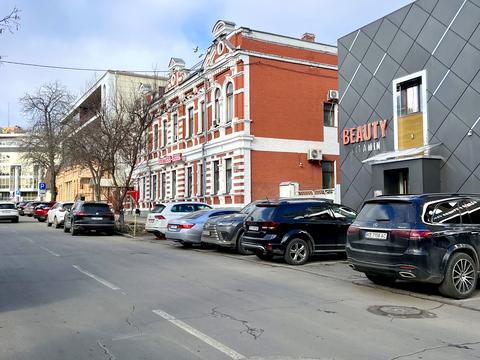 комерційна за адресою Пилипа Орлика вул. (Паризької Комуни), 40
