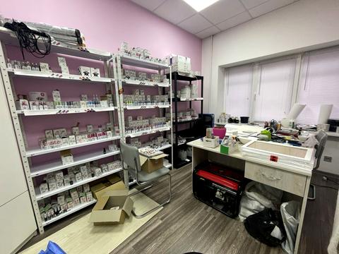 комерційна за адресою Братів Дужих вул. (Володимира Комарова), 3