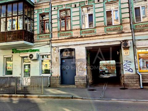 комерційна за адресою Межигірська вул., 17