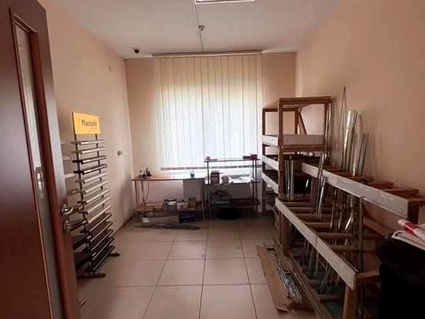 комерційна за адресою Небесної Сотні, 1