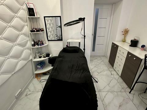 комерційна за адресою Будівельників бульв., 1