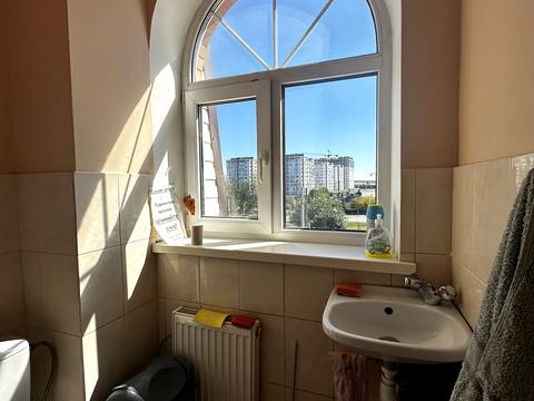 комерційна за адресою Жовтнева вул., 7
