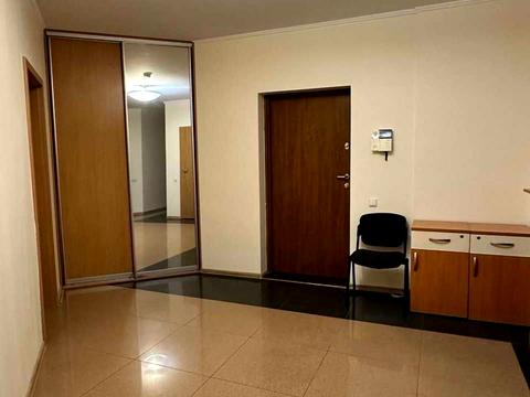 комерційна за адресою Раїси Окіпної вул., 4