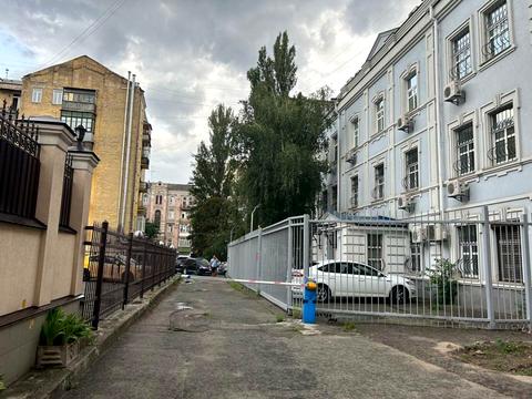 комерційна за адресою Саксаганського вул., 106Б