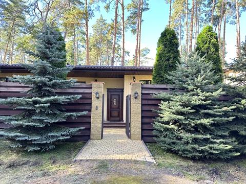 будинок за адресою Євгена Коновальця вул.